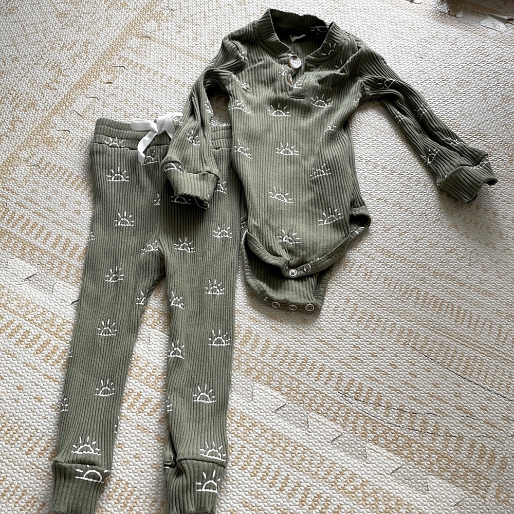 Like New SHEIN Two Piece Oneise & Leggings Set